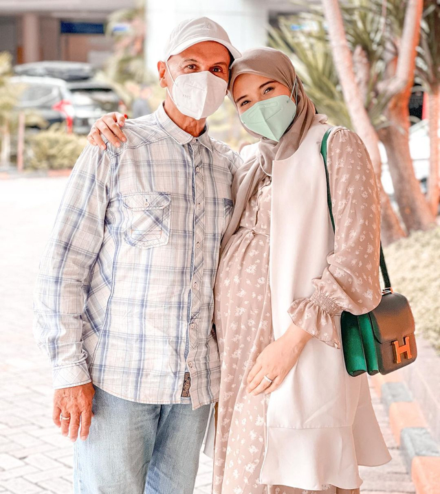 Zaskia Sungkar dan Mark Sungkar. Foto: Instagram/@zaskiasungkar15