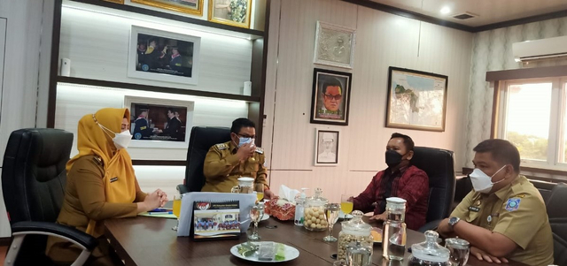 Ketua DPRD Babel, Herman Suhadi saat diskusi dengan Bupati dan Wakil Bupati Bangka Selatan, Riza Herdavid dan Deby Vita Dewi.