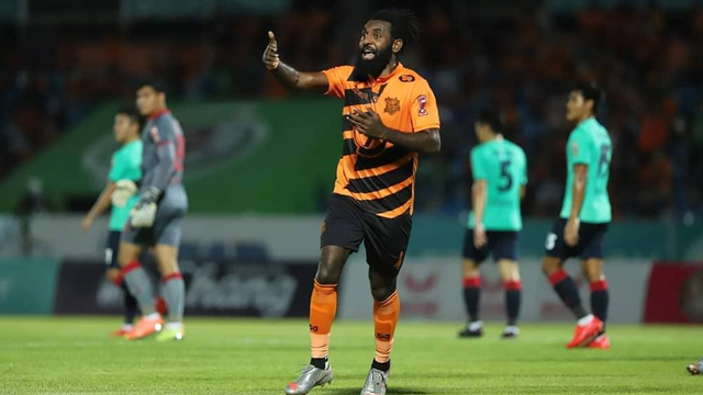 Yanto Basna cetak gol untuk PT Prachuap FC di Liga Thailand. Foto: Instagram/@ptprachuapfc