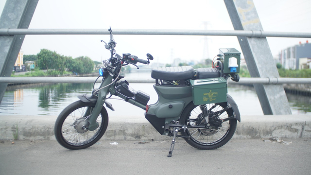 Honda C70 dikonversi menjadi motor listrik. Foto: David Budiatmaja