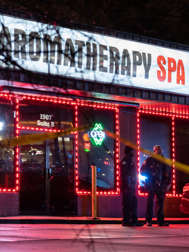 Polisi berjaga di lokasi penembakan di tempat spa di Atlanta, Georgia. Foto: Elijah Nouvelage/AFP