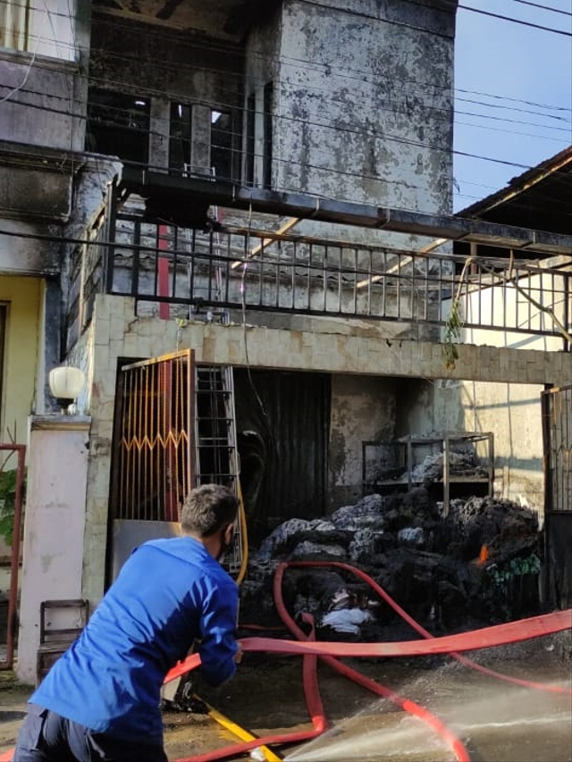 Petugas berusaha memadamkan kebakaran di toko plastik di Jalan Pringgading, Kelurahan Jagalan Kota Semarang, Rabu (17/3). Foto: Dok. Istimewa