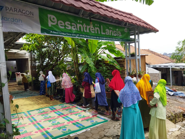 IZI dan PT. Paragon Technology and Innovation Resmikan Pesantren Lansia