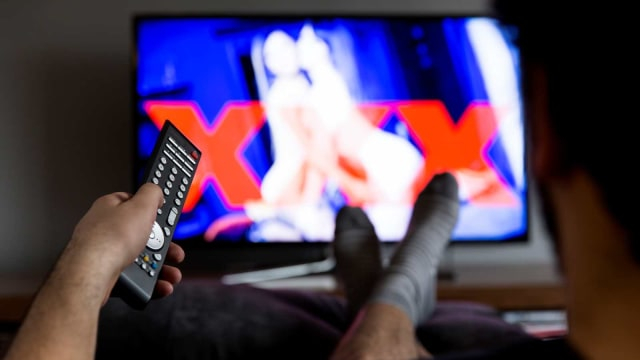 Ilustrasi nonton video porno. Foto: Getty Images