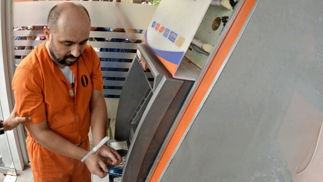Salah satu tersangka WN Bulgaria berinisial IFT menunjukkan cara melakukan aksi skimming di ATM saat rilis di Polda Bali. Foto: Fikri Yusuf/ANTARA FOTO