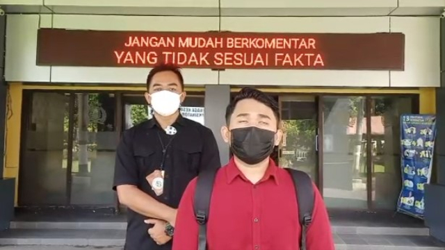 Warga Slawi, AM, usai diperiksa di Polresta Solo lantaran dianggap menyebar hoaks