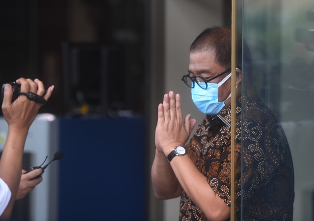 Sekjen Kemensos Hartono Laras (tengah) meninggalkan gedung KPK usai menjalani pemeriksaan di Jakarta, Rabu (17/3/21) Foto: ANTARA FOTO/Akbar Nugroho Gumay