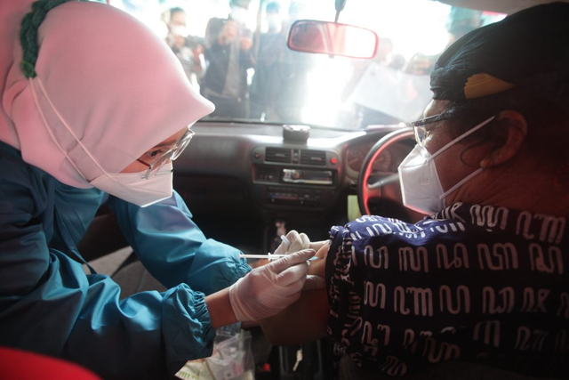 Program vaksinasi drive thru untuk lansia di Bogor Foto: Dok. Halodoc