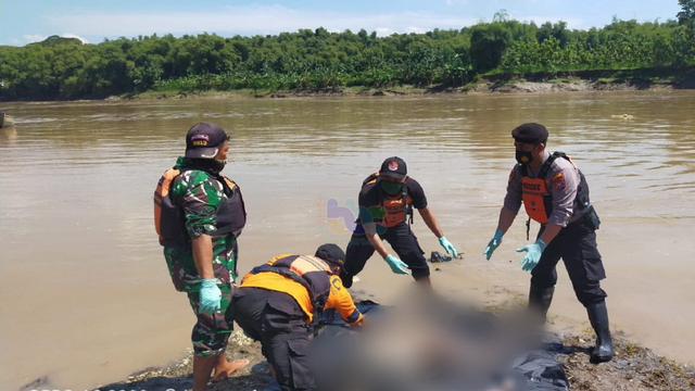 Petugas saat mengevakuasi mayat laki-laki yang ditemukan mengapung di aliran sungai Bengawan Solo, di wilayah Kecamatan Balen, Kabupaten Bojonegoro. Rabu (17/03/2021) (foto: istimewa)