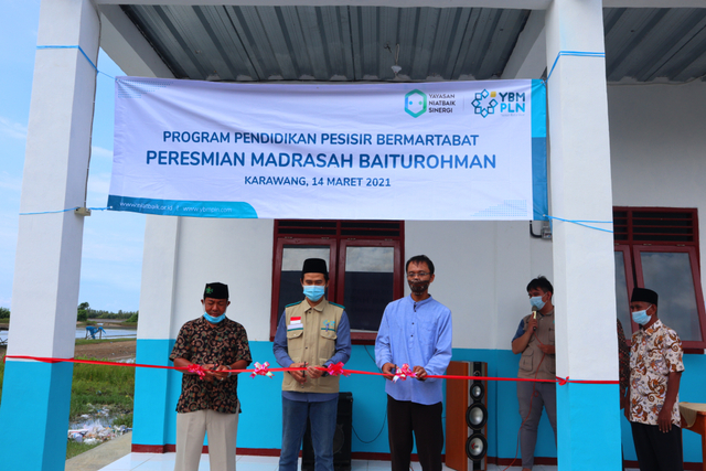 Peresmian Madrasah Program Pendidikan Pesisir Bermartabat oleh Yayasan NiatBaik Sinergi dan YBM PLN (Foto Hanif Muhammad / YNBS)