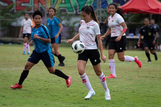 Pesepak bola Timnas putri Indonesia Sabreena Dressler (tengah) menggiring bola saat laga uji coba melawan tim Bina Putra Cirebon, Rabu (17/3). Foto: Aditya Pradana Putra/ANTARA FOTO
