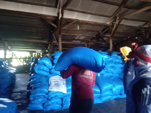 Aktivitas di salah satu gundang penyimpanan garam di Kabupaten Cirebon. (Ciremaitoday)