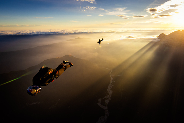 Bintang skydiving Polandia Maja Kuczynska dan pilot balap Lukasz Czepiela melakukan putaran unik di atas udara. Foto: Samo Vidic / Red Bull Content Pool via Reuters