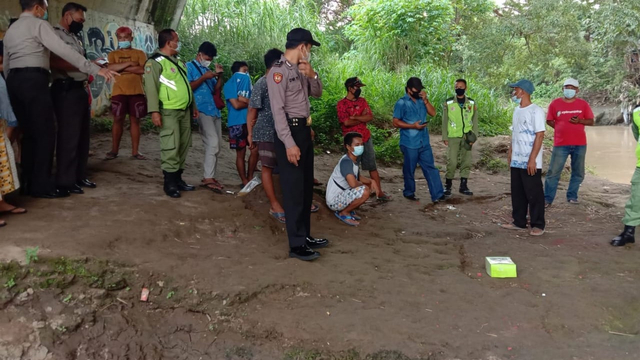 Warga Mojosongo, Solo, mengerumuni kardus snack yang berisi janin yang ditemukan di tepi Bengawan Solo