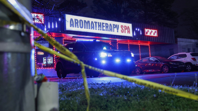 Garis polisi terpasang di luar Gold Spa setelah penembakan mematikan di panti pijat dan spa dua hari di daerah Atlanta, di Atlanta, Georgia, AS, (16/3) Foto: Chris Aluka/REUTERS