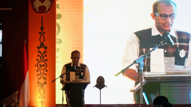 Wakil Menteri Hukum dan Hak Asasi Manusia Edward Omar Sharif Hiariej membuka diskusi publik soal UU ITE di Yogyakarta, Kamis (18/3). Foto: Kemenkumham