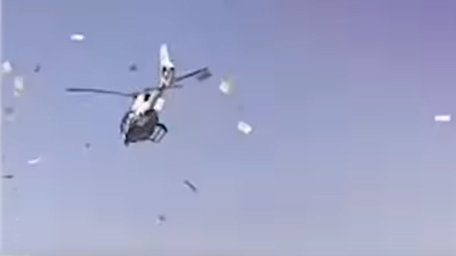 Pesawat menghujani tamu undangan dengan uang. (Foto: BOL News/YouTube)