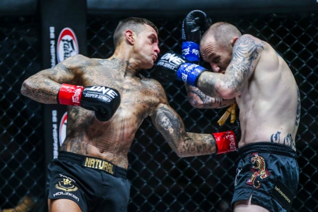 Nieky Holzken (kiri) melayangkan pukulan kiri pada tubuh Elliot Compton dalam sebuah laga kickboxing di ONE Super Series (ONE Championship)