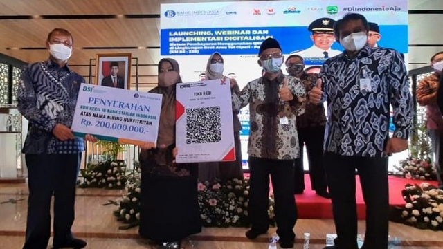 CEO Bank Syariah Indonesia Region 7 Bandung Dade Dermawan (kanan) menyalurkan KUR Kecil IB Bank Syariah Indonesia. Foto: Dok. Bank Syariah Indonesia