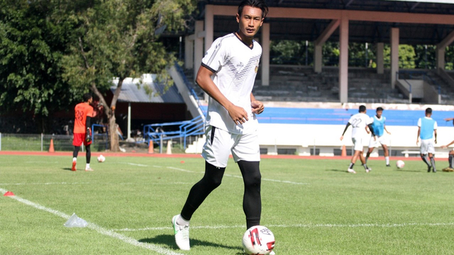 Hansamu Yama saat berlatih di Stadion UNS Solo (18/03/2021)