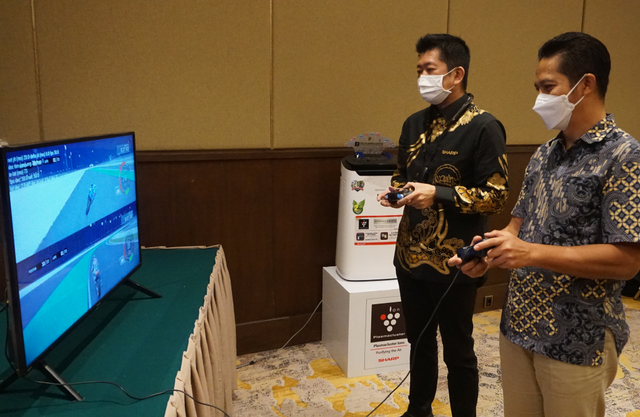 Presiden Direktur Sharp Shinji Teraoka Mencoba Gameqoo Bersama Executive Vice President Divisi Business Service Telkom Syaifudin. Foto: Sharp