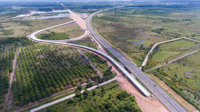 Foto udara pembangunan proyek jalan tol Trans Sumatera ruas Palembang-Bengkulu Seksi Indralaya-Prabumulih di Indralaya, Ogan Ilir (OI), Sumatera Selatan, Kamis (18/3/2021).  Foto: Nova Wahyudi/ANTARA FOTO