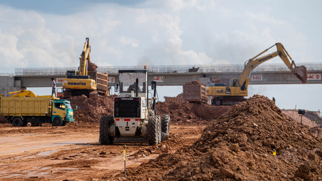 Pekerja mengoperasikan alat berat di lokasi proyek jalan tol Trans Sumatera ruas Palembang-Bengkulu Seksi Indralaya-Prabumulih di Indralaya, Ogan Ilir (OI), Sumatera Selatan, Kamis (18/3/2021).  Foto: Nova Wahyudi/ANTARA FOTO