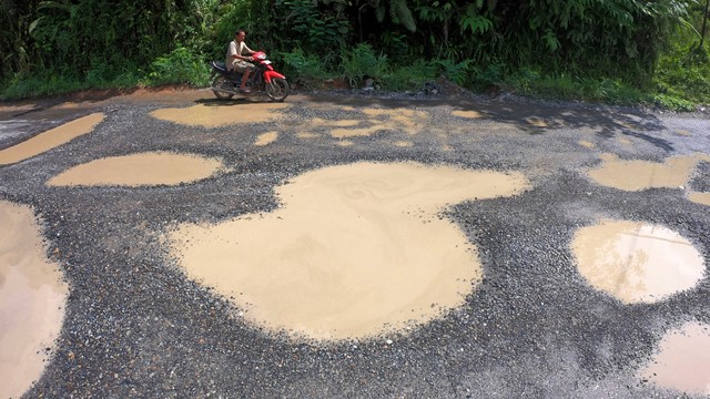 Ilustrasi jalanan rusak. Foto: ANTARA FOTO/Wahdi Septiawan