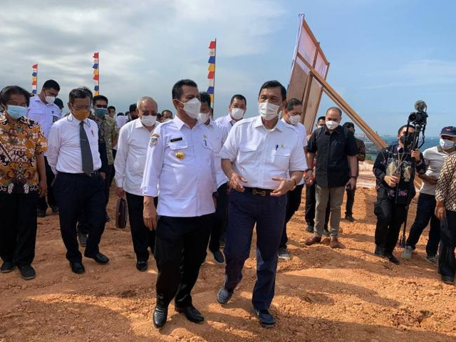 Gubernur Kepri, Ansar Ahmad dan Menko Marves, Luhut Panjaitan meninjau lokasi yang akan dibangun proyek Jembatan Batam-Bintan (Babin). (Foto: Margaretha/Batamnews)