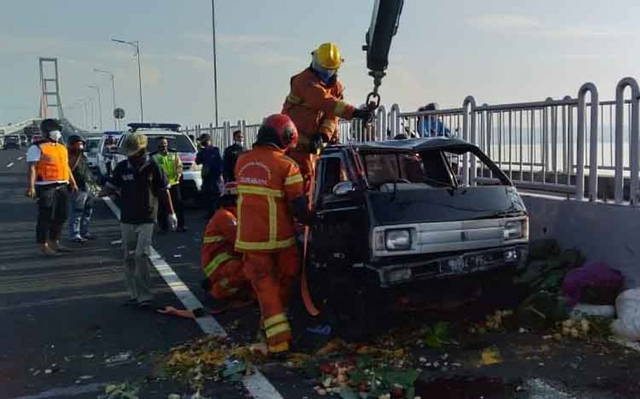 Pikap Celaka hingga Terbalik di Jembatan Suramadu, Pasutri di Dalamnya Tewas