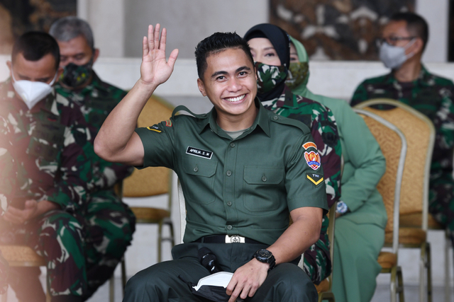 Serda Aprilia Santini Manganang melambaikan tangan sebelum mengikuti sidang penggantian jenis kelamin dan penggantian nama secara virtual. Foto: ANTARA FOTO/M Risyal Hidayat