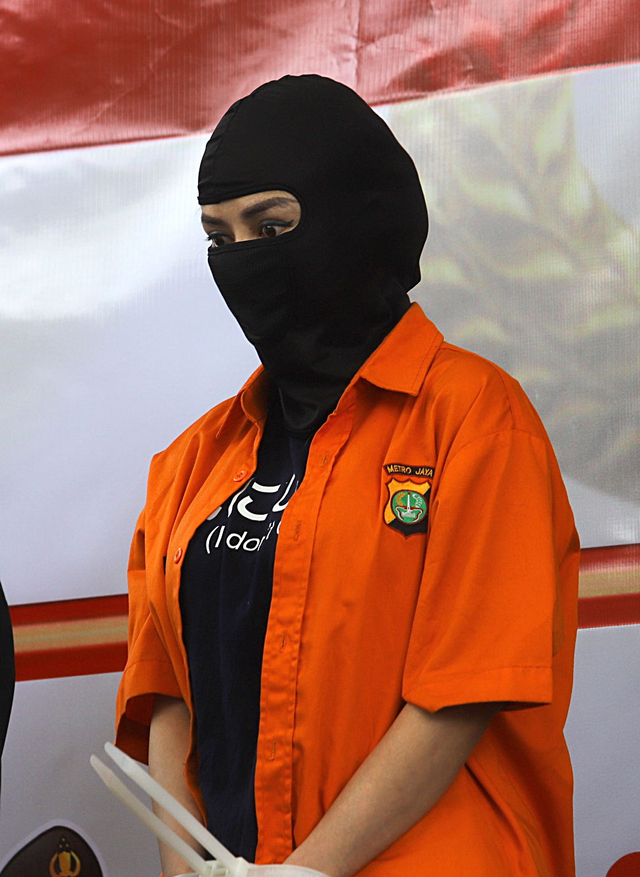 Artis Cynthiara Alona saat rilis penyalahgunaan prostitusi online di Polda Metro Jaya, Jakarta, Jumat, (19/3/2021).
 Foto: Ronny