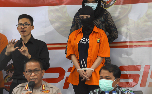 Artis Cynthiara Alona saat rilis penyalahgunaan prostitusi online di Polda Metro Jaya, Jakarta, Jumat, (19/3/2021).
 Foto: Ronny