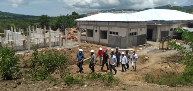 Kunjungan kerja DPRD Nagekeo di lokasi proyek pembangunan RS Pratama. Foto: Arkadius Togo. 