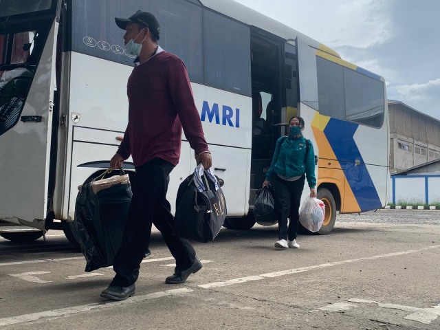 Penumpang turun dari bus Damri. Foto: Teri/Hi!Pontianak