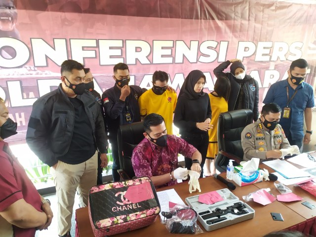 Petugas melakukan konferensi pers kasus video porno di Bogor. Foto: Dok. Istimewa