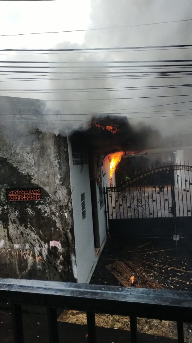 Kamar di sebuah rumah di Pasar Rebo terbakar, Jumat (19/3). Foto: Dok. Damkar Jaktim