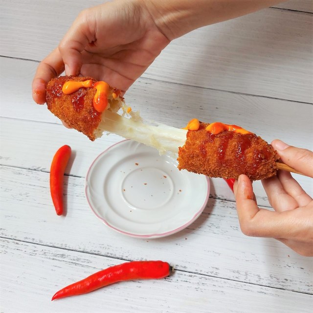 Corn dog original isi mozzarella yang mulur Foto: Azalia Amadea/Kumparan