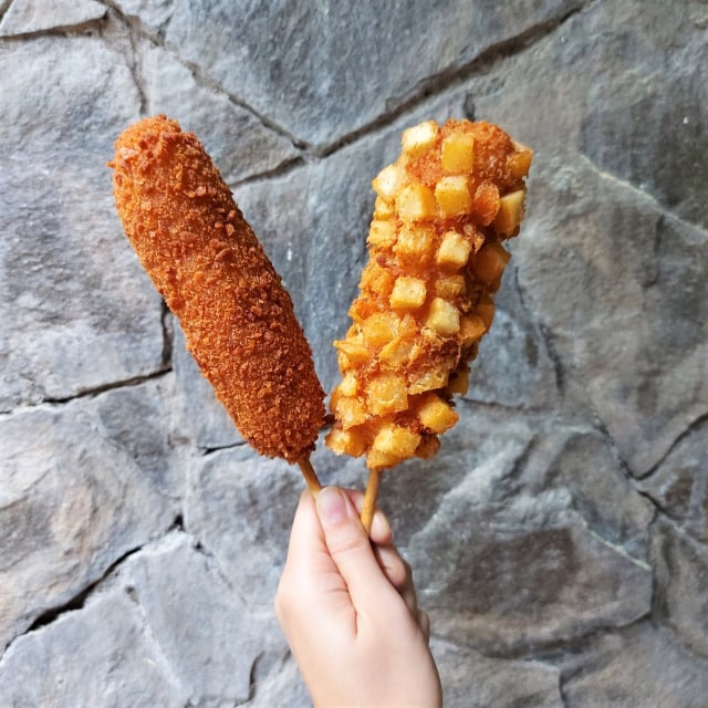 Corn dog dan potato hot dog ala Reddog Foto: Azalia Amadea/Kumparan