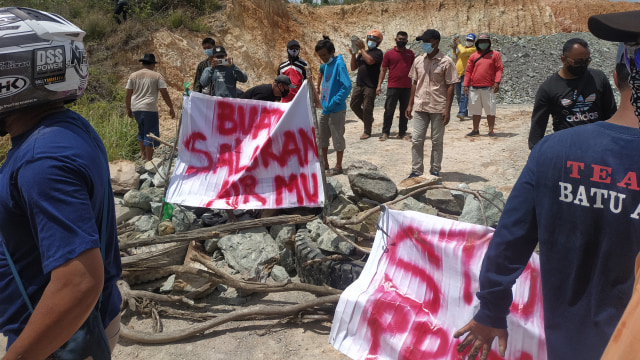 Protes warga dengan memblokir jalan masuk ke proyek pengembang perumahan di Sagulung, Batam. Foto: Zalfirega/kepripedia.com