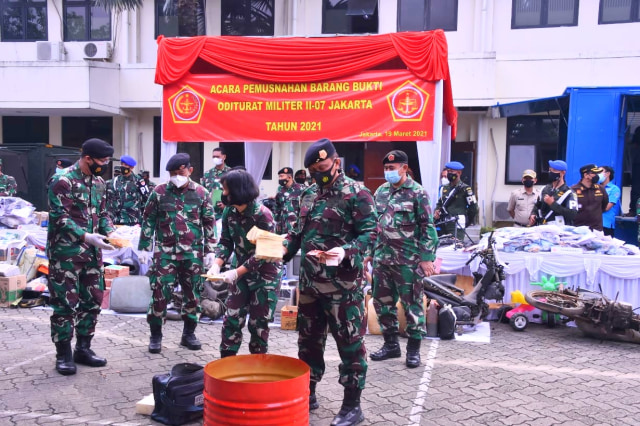 Pemusnahan berbagai jenis barang bukti perkara tindak pidana militer di halaman kantor Oditur Militer II-07 Jakarta, Jl. Dr. Soemarmo Pulogebang, Jaktim.
  Foto: Puspen TNI