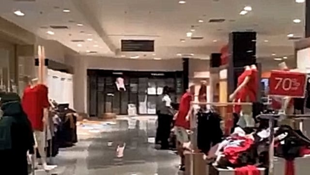 Suasana di Centro Ambarrukmo Plaza Yogyakarta saat diserbu pembeli, padahal sudah tutup. Foto: Dok. Istimewa