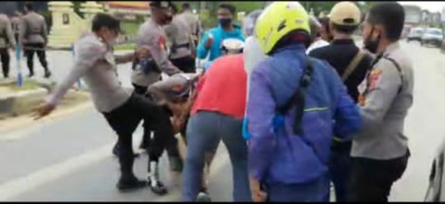 Tangkapan layar aksi demonstrasi berujung ricuh di depan Kantor BLK Kota Kendari pada Kamis (18/3).