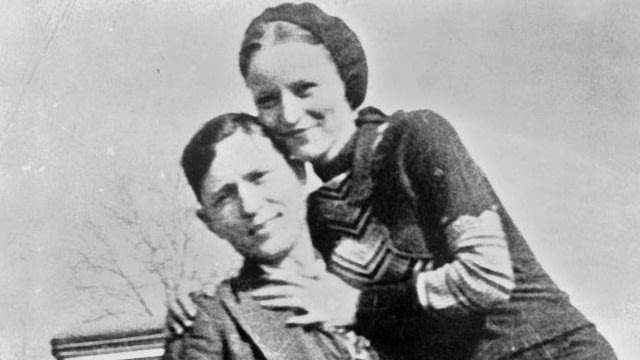 Potret Clyde (kiri) dan Bonnie (kanan). | Wikimedia Commons