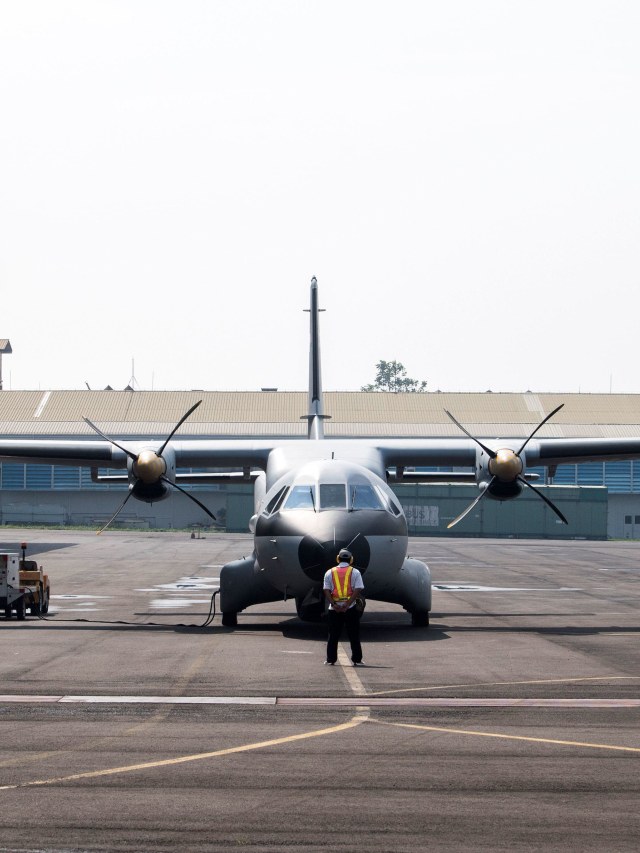 Ground marshall memberikan arahan kepada pilot sebelum pelepasan Ferry Flight pesawat terbang CN235-220 menuju Dakar, Senegal di Hanggar Fixed Wing PT DI, Bandung. Foto: M Agung Rajasa/Antara Foto