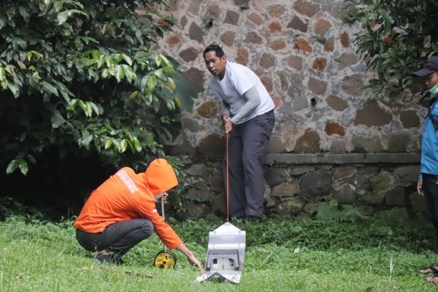 Pengukuran dengan menggunakan metode Ground Penetrating Radar (GPR) sebagai upaya penemuan air bersih di Cisarua, Kabupaten Bandung Barat. Foto: Muhammad Rizqy Septyandy (Dokumentasi Pribadi)