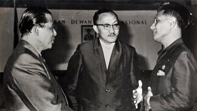 Usmar Ismail Foto: Usmar Ismail (tengah). (Foto: usmar.perfilman.pnri.go.id)