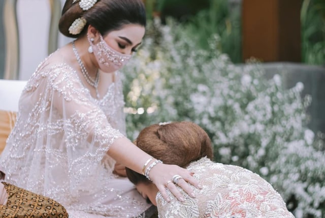 Prosesi Sungkeman Aurel Hermansyah ke Ashanty. Foto: Instagram/aurelie.hermansyah