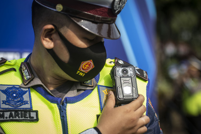 Polisi Lalu Lintas menunjukkan kamera Electric Traffic Law Enforcement (ETLE) Mobile yang terpasang di badan saat peluncuran di Polda Metro Jaya. Foto: ANTARA FOTO/Aprillio Akbar