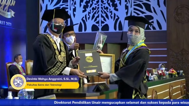 Devinta ketika dinobatkan menjadi wisudawan terbaik Unair. Foto: Dok. Pribadi